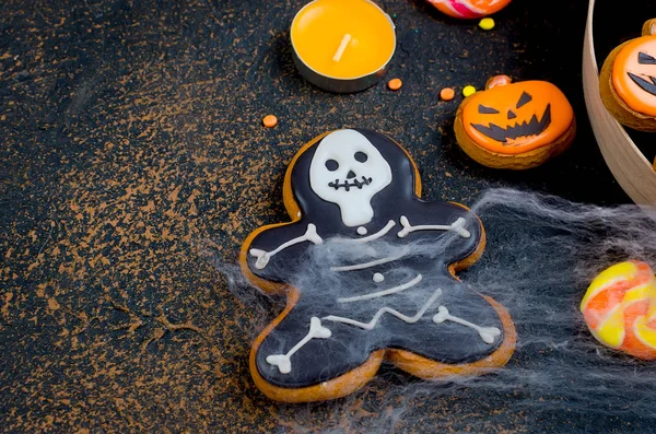 Halloween Dekorationen Kürbisse Verschiedene Lebkuchen Spinnen Und Spinnweben Auf Schwarzem — Stockfoto