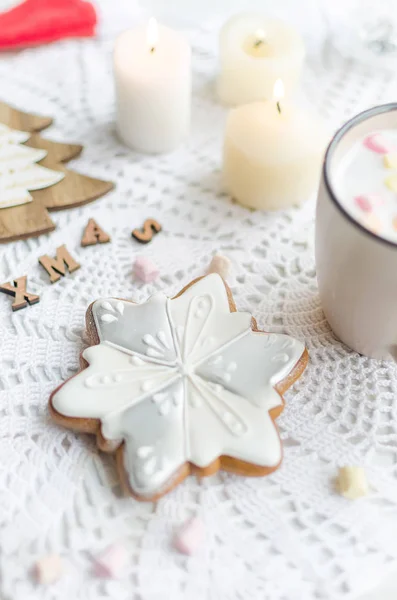 杯热可可与美丽的传统糖釉圣诞姜饼饼干在白色的背景 卡假日概念 复制空间 顶部视图 — 图库照片