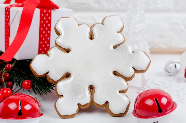 Weihnachtsgrußkarte Mit Schönen Verschiedenen Traditionellen Zuckerglasierten Weihnachts Lebkuchen Und Weißer — Stockfoto