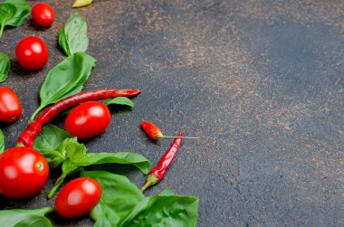 dağınık Yeşil taze fesleğen yaprağı, kiraz domates ve biber biber karanlık paslı eski arka plan üzerinde bir sürü en iyi görünümü kapatın, girintili Kopyala