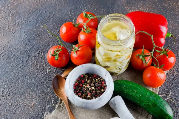 Marinerad Kryddig Fetaost Burk Tomater Och Gurkor För Sallad Mörk — Stockfoto