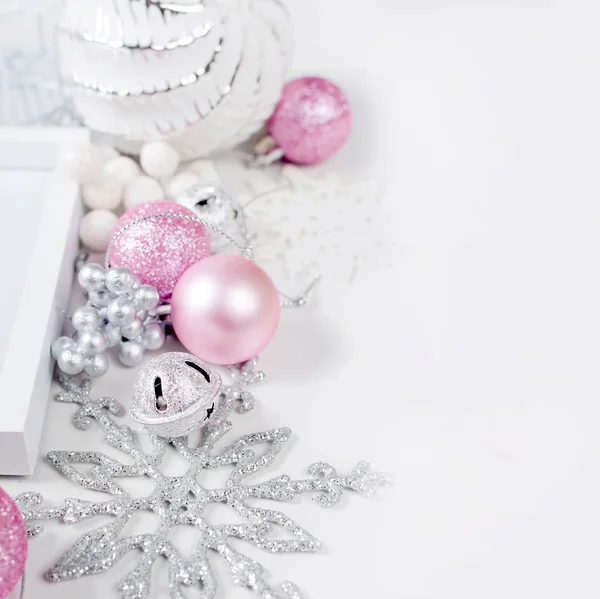 Variedade Rosa Branco Natal Feriado Decoração Bola Brinquedos Fundo Branco — Fotografia de Stock