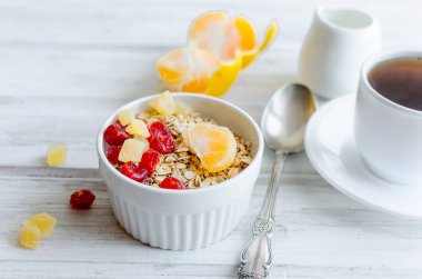 Granola kahvaltı meyve, meyve çipleri ve pastil ve bir fincan kahve beyaz bir tablo için. Detoks kavramı. Sağlıklı gıda, meyve inanılmaz şeker.