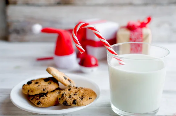 Vaso Leche Con Caramelos Galletas Con Chispas Chocolate Para Santa —  Fotos de Stock