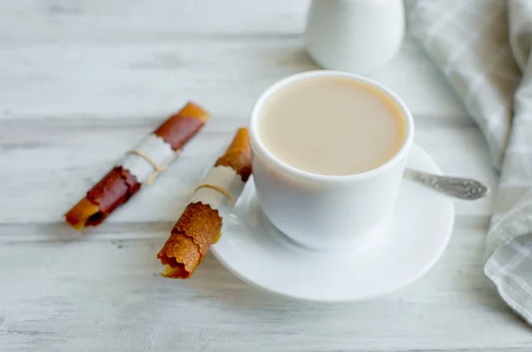 Weiße Tasse Kaffee Mit Milch Zum Entspannten Frühstück Auf Weißem — Stockfoto