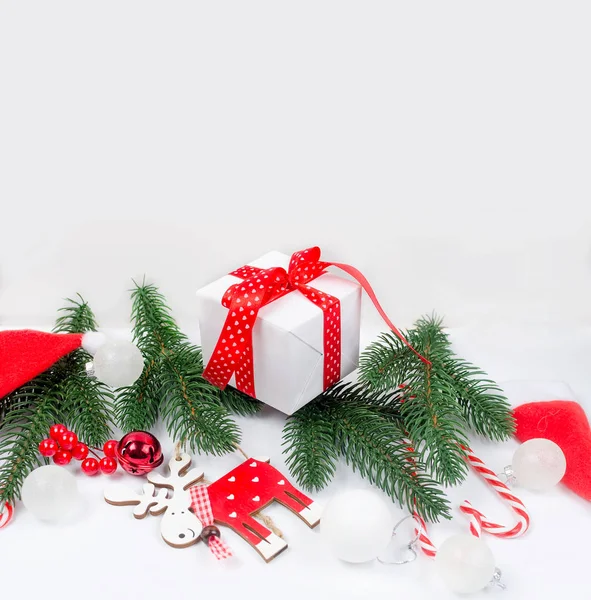 Weihnachten Dekorativen Hintergrund Mit Roten Und Weißen Weihnachtsgeschenken Ball Und — Stockfoto