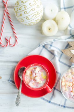 fincan kakao marshmallows fikir meyve pastil ve cips, tatil dekor Beyaz ahşap masa, doğal ışık, selektive odak Noel sabahı kahvaltı ile, 