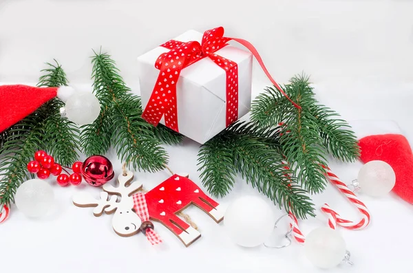 Рождественский Декоративный Фон Красно Белыми Рождественскими Подарками Мячом Игрушками Еловыми — стоковое фото