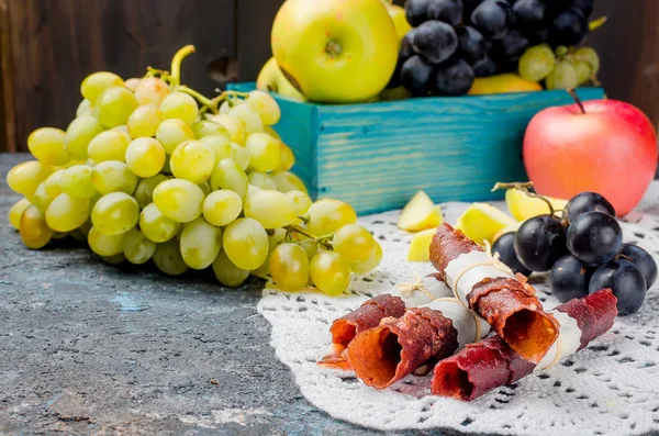 Manzanas Amarillas Frescas Uvas Blancas Azules Esparcidas Sobre Mesa Frutas — Foto de Stock