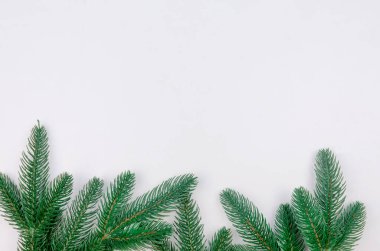 Noel dekoratif arka plan kırmızı ve beyaz Noel hediyeleri, top ve oyuncaklar, çam dalları, beyaz arka plan üzerinde koni ile. kart tatil kavramı. kopya alanı, üstten görünüm