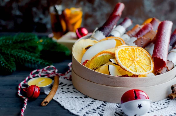 Caliente Noche Navidad Invierno Con Naranjas Chips Fruta Regalos Sobre — Foto de Stock