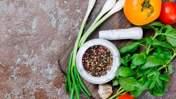 Reife Rote Und Gelbe Tomaten Grüne Zwiebeln Und Basilikum Knoblauch — Stockfoto