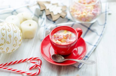 fincan kakao marshmallows fikir meyve pastil ve cips, tatil dekor Beyaz ahşap masa, doğal ışık, selektive odak Noel sabahı kahvaltı ile, 