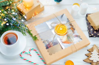 Birçok çeşitli Kuru meyve cips ve meyve deri ile ısınma çay ve hediye kutusu beyaz arka plan üzerinde kışın Noel günü, tatil kavramı alır. Sağlıklı gıda, meyve inanılmaz şeker. seçici odak,