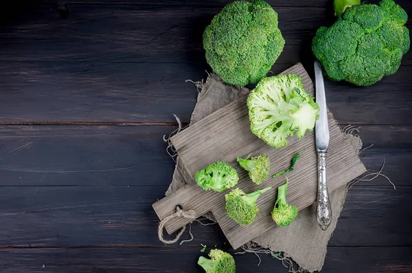 Zdravé Zelené Organické Syrové Čerstvé Kousky Brokolice Kvítky Dřevěný Stůl — Stock fotografie