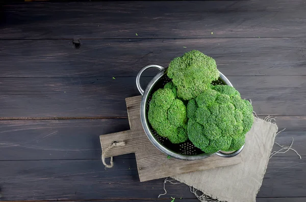 Stukken Gezonde Groene Biologische Rauwe Verse Broccoli Roosjes Houten Tafel — Stockfoto
