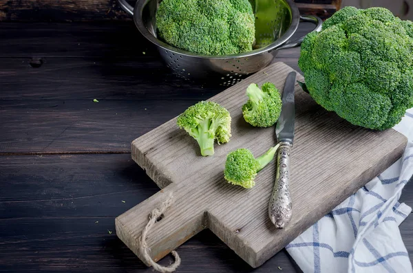 Bucăți Sănătos Verde Organic Brut Broccoli Proaspăt Florete Masă Lemn — Fotografie, imagine de stoc