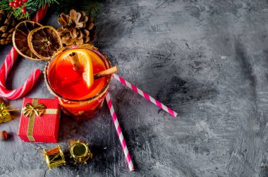 Geleneksel sıcak toddy kış baharat tarifi içkiyle. Sağlıklı organik ev yapımı tatil kutlama içecek cam. 