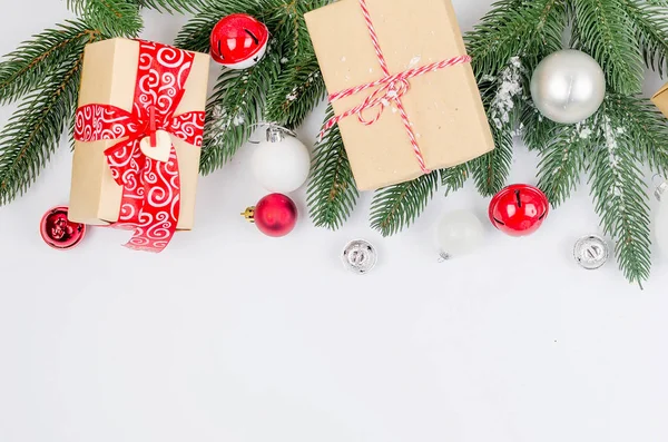 Weihnachten Dekorativen Hintergrund Mit Roten Und Weißen Weihnachtsgeschenken Ball Und — Stockfoto