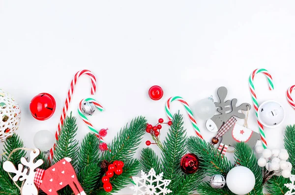 赤と白のクリスマス プレゼント ボールや玩具 モミの枝 白い背景の上の円錐形とクリスマスの装飾的な背景 カード ホリデイ コンセプト コピー スペース平面図 ストックフォト