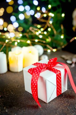 Noel Baba, kırmızı bir ip, çam dalları ve koyu arka plan ışığı ile bağlı zanaat hediyeler ile Noel kompozisyon. kart tatil kavramı. kopya alanı, 