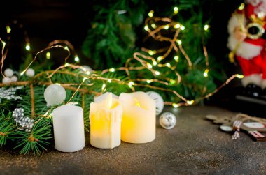 Noel Baba ve mum ışığı, zanaat hediyeler, çam dalları ve koyu arka plan ışığı ile Noel kompozisyon. kart tatil kavramı. kopya alanı, 