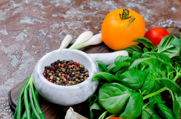 Reife Rote Und Gelbe Tomaten Grüne Zwiebeln Und Basilikum Knoblauch — Stockfoto