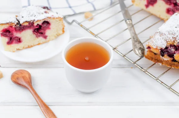 Вишневый Сливовый Пирог Посыпанный Сахаром Чашка Чая Белых Деревянных Досках — стоковое фото