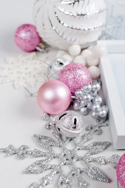 Разнообразие Розовый Белый Рождественские Украшения Мяч Игрушки Белом Фоне Рождественские — стоковое фото