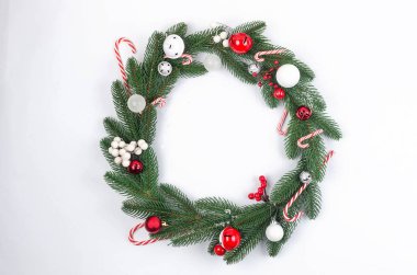 Yapımı craft xmas çelenk. Noel el yapımı DIY arka plan, çam dalları, koniler, çan, topları... Beyaz ahşap tablo üstten görünüm