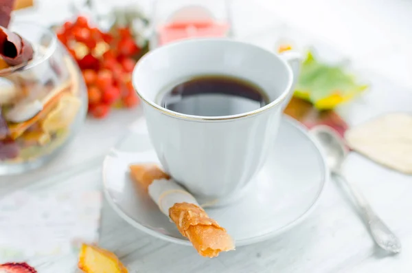 Xícara Branca Rolos Café Couro Frutas Batatas Fritas Café Manhã — Fotografia de Stock