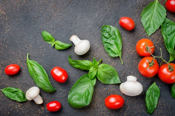 Monte Folhas Manjericão Fresco Verde Disperso Champignon Tomates Cereja Fundo — Fotografia de Stock