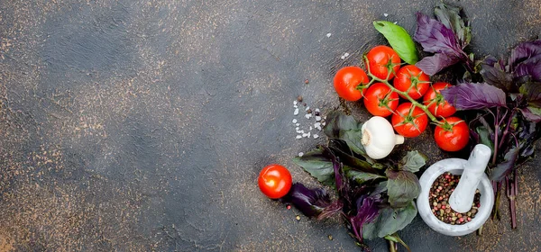 Reife Rote Und Gelbe Tomaten Grüne Zwiebeln Und Basilikum Knoblauch — Stockfoto