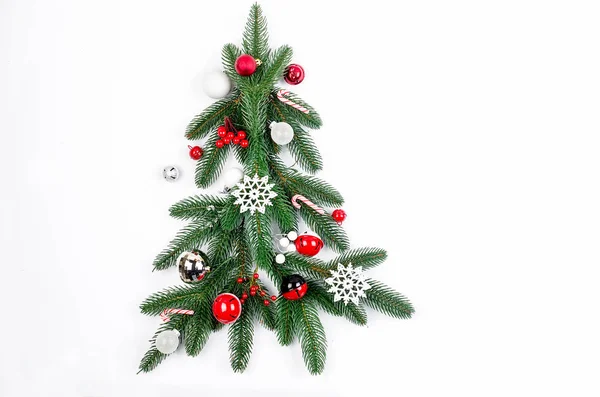 Vánoční Pozadí Červenými Bílými Koule Hračky Jedle Větve Šišky Bílém — Stock fotografie