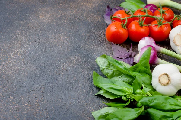 Reife Rote Und Gelbe Tomaten Grüne Zwiebeln Und Basilikum Knoblauch — Stockfoto