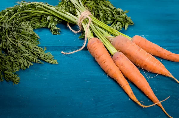 Gäng Färska Morötter Med Gröna Blad Över Gamla Blå Trä — Stockfoto