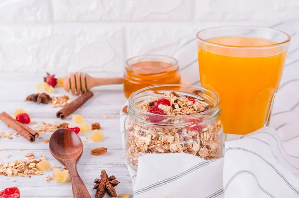 ガラスの瓶とスプーン古い素朴な白い背景の上に自家製グラノーラの健康的な朝食 — ストック写真