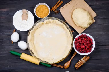 Pasta bir cam temel yuvarlak formu ve malzemeyi kek - un, yumurta, kiraz, kahverengi şeker, cinamon karanlık eski ahşap masa üzerinde yapmak için. Vişneli pasta serisi yapma, 