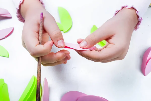 Kind Schneidet Ostereier Aus Papier Blätter Aus Farbigem Papier Kinderkunst — Stockfoto