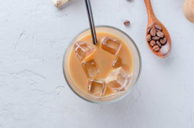 kahve buz cam ve gri bir tablo, üstten görünüm, tahta kaşık kahve çekirdekleri kopyalama alanı