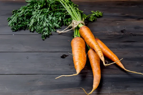 Ett Gäng Färska Morötter Med Gröna Blad Över Gammal Mörk — Stockfoto