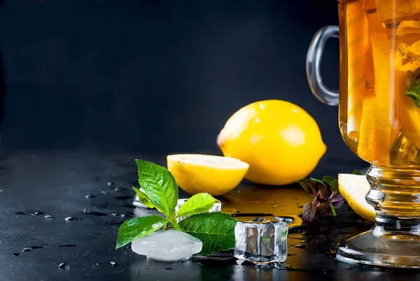 Citronskivor Och Mynta Blad Ingredienser För Närbild Svart Bakgrund Kopia — Stockfoto