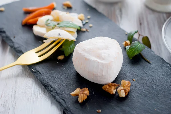 Bir fincan sütlü kahve, beyaz kalıp, ceviz, armut ve beyaz ahşap masa, doğal ışık, sağlık gıda kavramı günü kahvaltıda bal ile yumuşak peynir