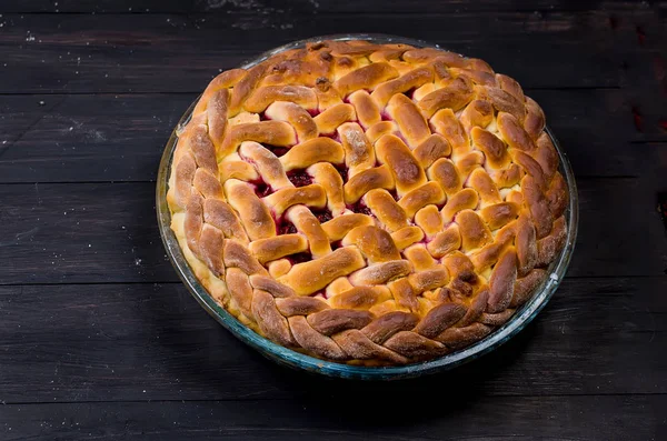 Délicieuse Tarte Cerise Maison Forme Ronde Verre Sur Vieille Table — Photo