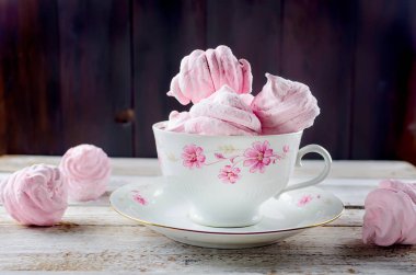 Ev yapımı hatmi kiraz bir fincan koyu arka plan üzerinde kopya alanı, fotoğraf serisi