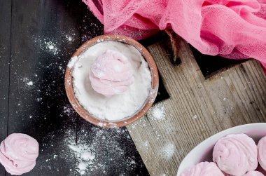 Ev yapımı kiraz hatmi yapmak, krema şeker, karanlık bir arka plan üzerinde bir dizi fotoğraf kopya alanı sprinkles, 