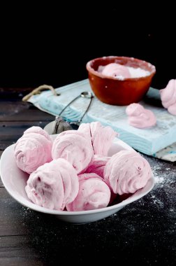 Ev yapımı kiraz hatmi yapmak, krema şeker, karanlık bir arka plan üzerinde bir dizi fotoğraf kopya alanı sprinkles, 