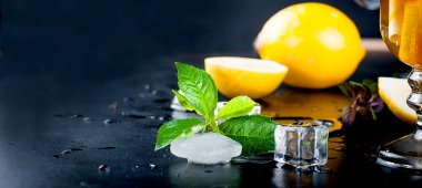 limon dilimleri ve nane yaprakları, siyah bir arka plan kopya alanı çay yakın çekim için malzemeler