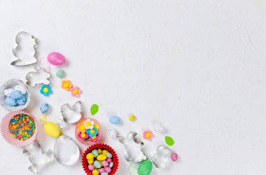 Paskalya kesimler için çerezleri ve üstten görünüm, düz yatıyordu, beyaz bir arka plan pişirme için çeşitli renkli şeker dekor alanı kopyalayın