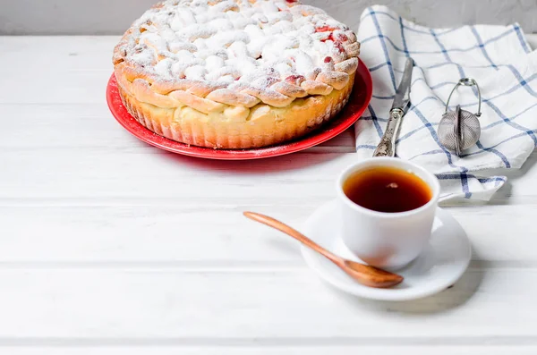 Вкусный Домашний Вишневый Пирог Сахарной Глазурью Тарелке Отбеливает Чашку Чая — стоковое фото
